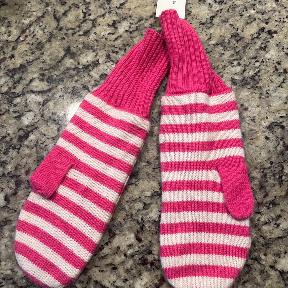Vineyard Vines NWT and White Striped Mittens